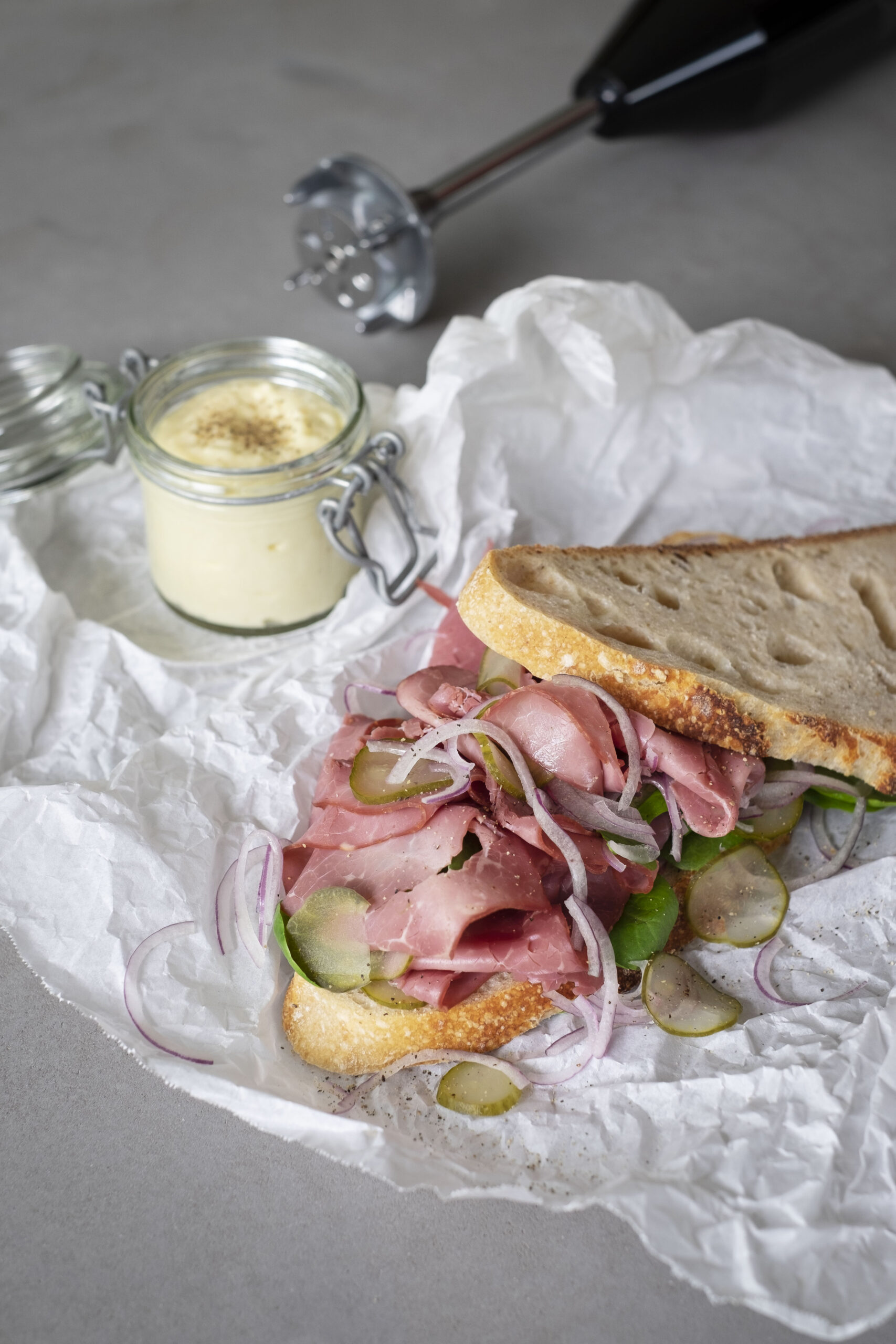 Broodje_Pastrami_Mierikswortelmayonaise_ThomasVandeWater_Verticaal